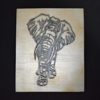 Cadre « éléphant » gris métallisé sur fond argent/doré.