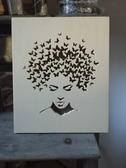 Cadre « femme aux cheveux papillons » bois naturel sur fond gris métallisé.