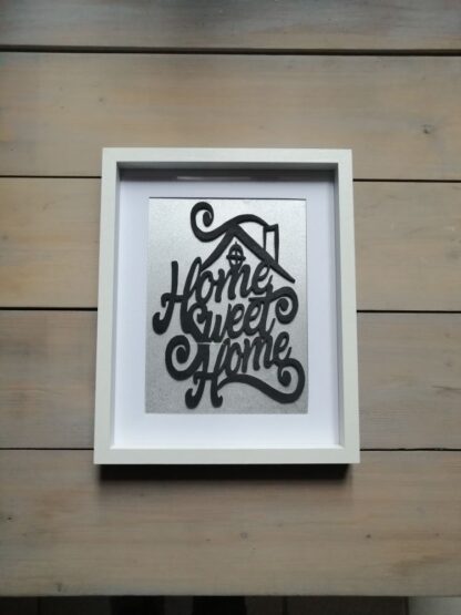 Cadre « home sweet home » fond gris argenté, encadrement 3D en  bois peint blanc avec vitre .