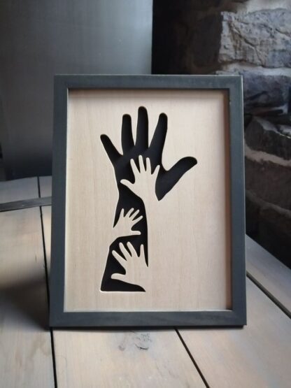 Cadre « mains dans main » fond noir, encadrement bois peint gris anthracite.