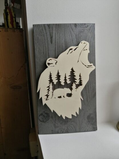 Cadre « Ours dans tête d'ours et sapins »  naturel sur fond gris métallisé.