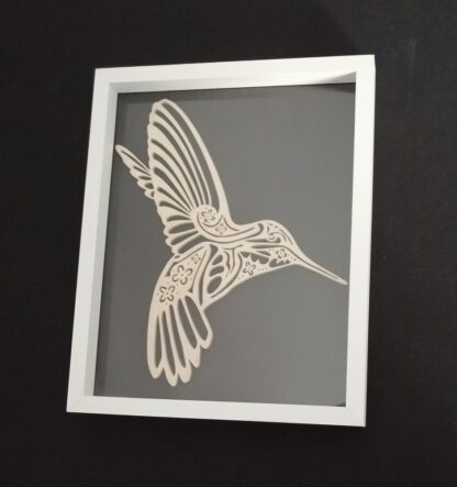 Cadre « colibri» fond noir, encadrement 3D en  bois peint blanc avec vitre .