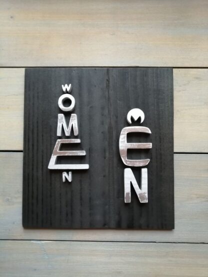 Panneau toilettes " lettres Women Men" gris argenté sur fond noir mat.