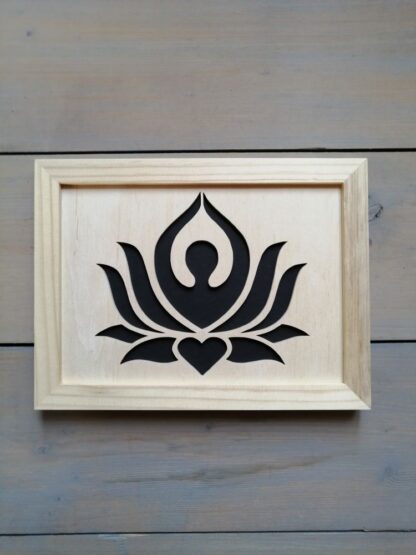 Cadre «Bouddha, lotus, cœur» fond noir et encadrement naturel.