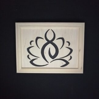 Cadre «Bouddha, lotus» fond noir et encadrement naturel.