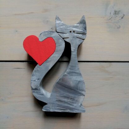 « Chat gris, cœur rouge » à poser, bois peint.
